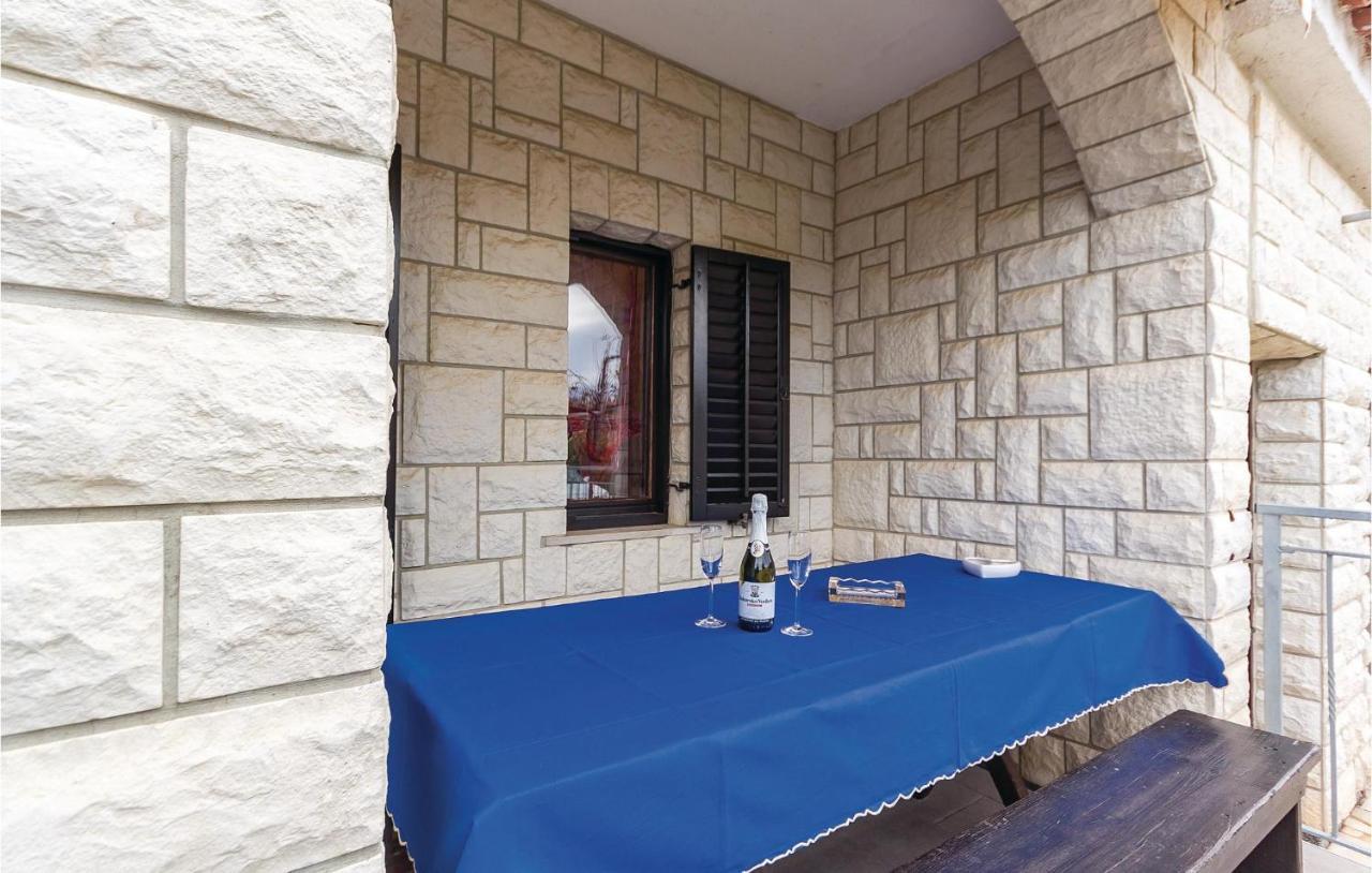3 Bedroom Beautiful Apartment In Medulin Exterior foto