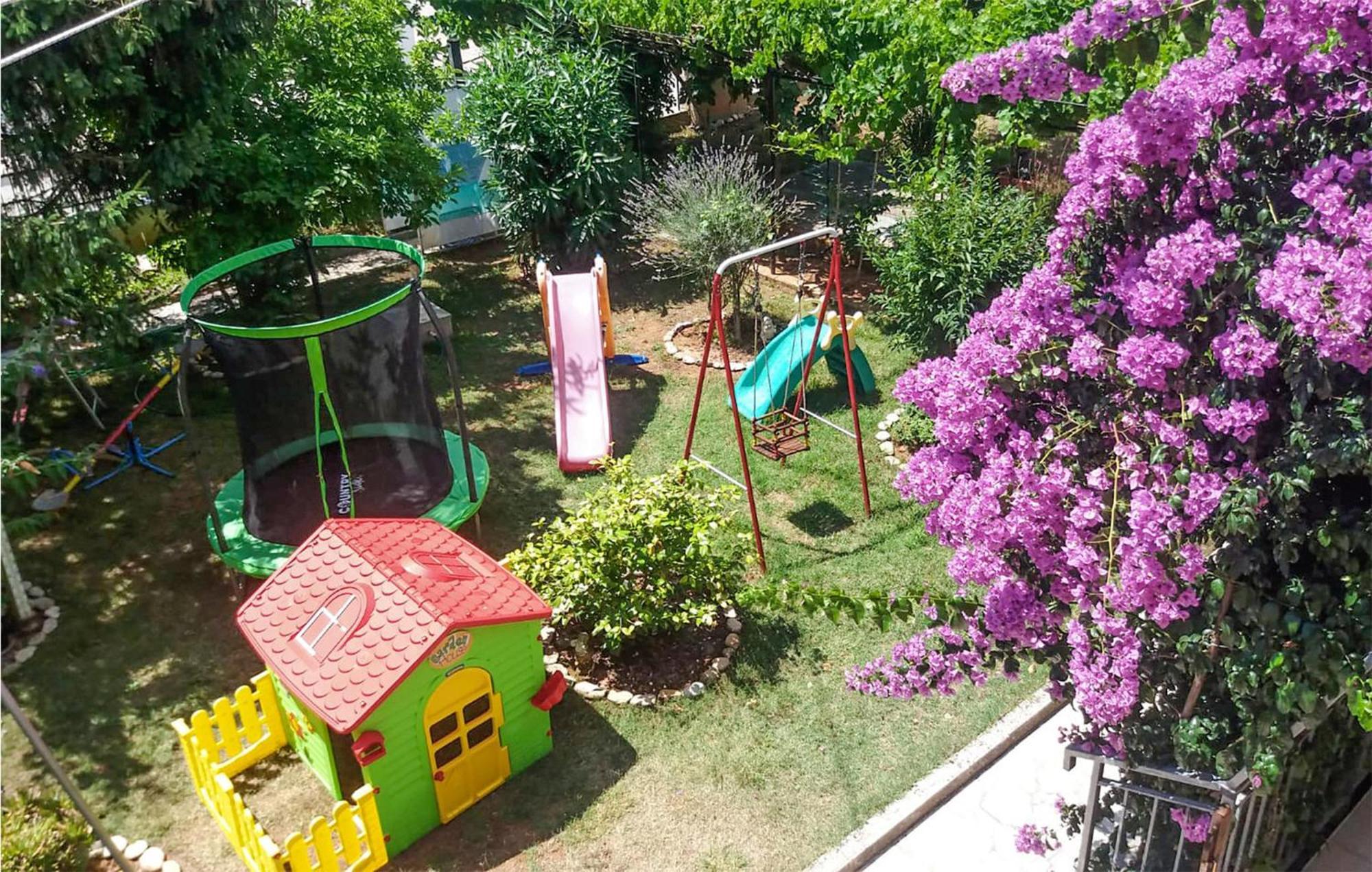 3 Bedroom Beautiful Apartment In Medulin Exterior foto